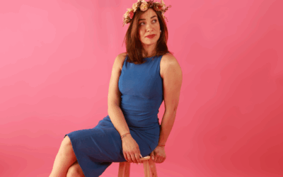 8 idées de poses shooting solo pour un portrait stylé